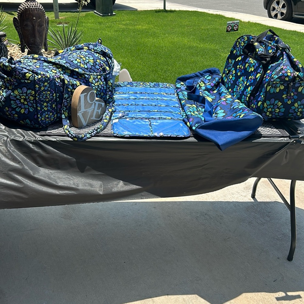 5 piece Vera Bradley travel set : Indigo Pop
Fall 2012 - Picture 3 of 14
